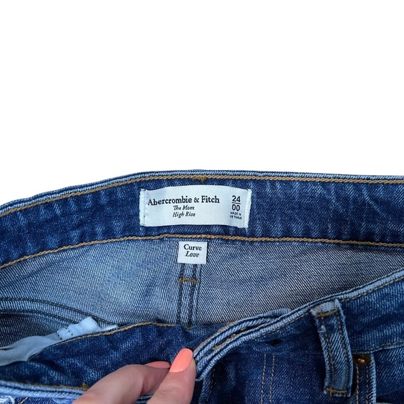 Abercrombie & Fitch Women’s Dark Wash Distressed Curve Love High Rise Mom Jeans - Picture 4 of 8